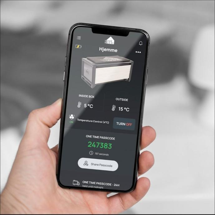 Homeboxx app på telefon holdt i en hånd FOTO