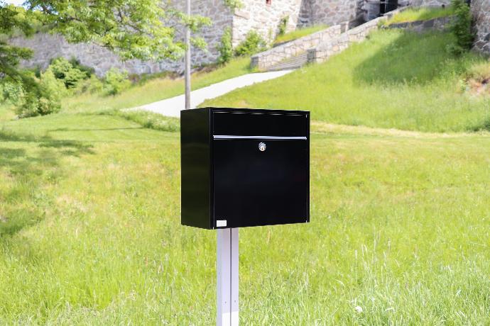 Postkasse Solid sort på stativ, grønt gress FOTO