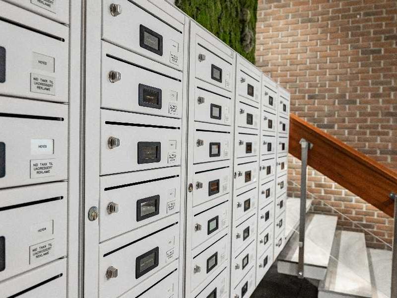 Innendørs postkasser med elektroniske låser og navneskilt, marmortrapp FOTO