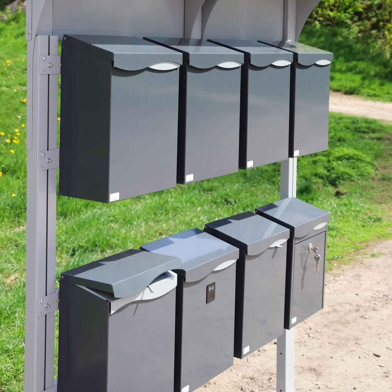 Villa Formfin postkasser med forekjellig type avlåsing på stativ utendørs