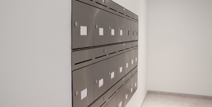 Innendørs postkasser med elektroniske låser, avisholdere, veggbilde FOTO