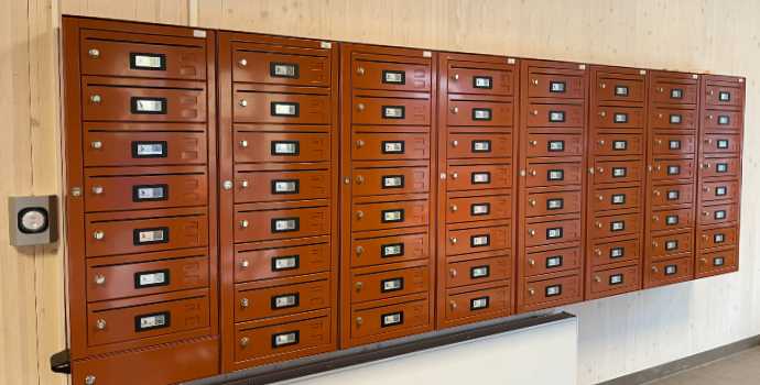 Innendørs postkasser med elektroniske låser og navneskilt, kort/nøkkelleser, FOTO