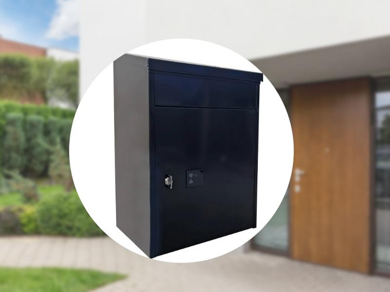 Mandal XL Advance gir sikret oppbevaring av småpakker Mandal CL Advance produktbildet foran et bakgrunnsbilde av en villa FOTO