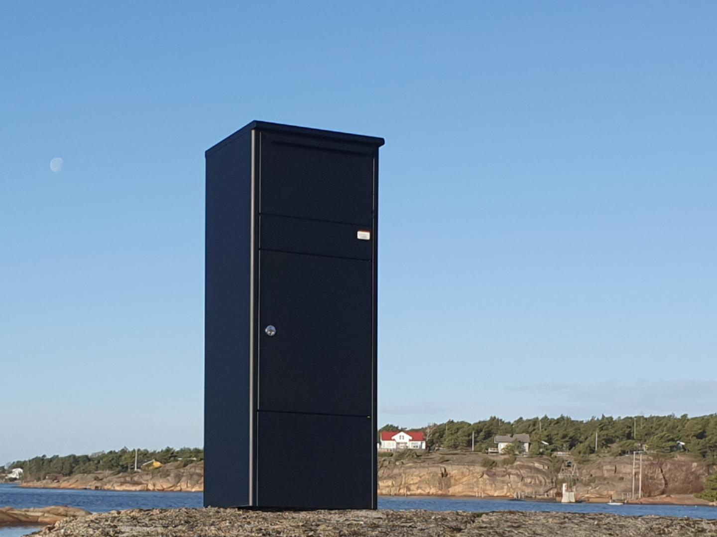 Lyngør XL Advance - få pakkene som er irriterende å hente på hentested Lyngør Advance postkasse på svaberget ved sjøen FOTO
