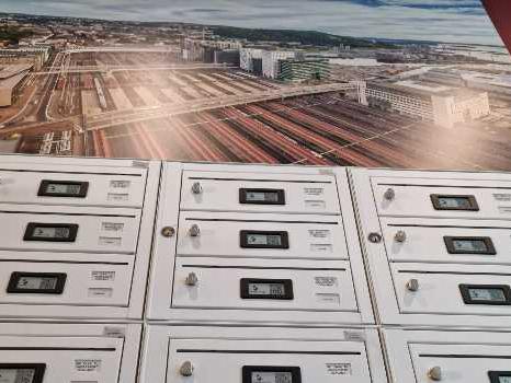 HomeSolution Kopakt Postkasse med elektroniske navneskilt Kompakt HomeSolution på rød vegg med bilde FOTO