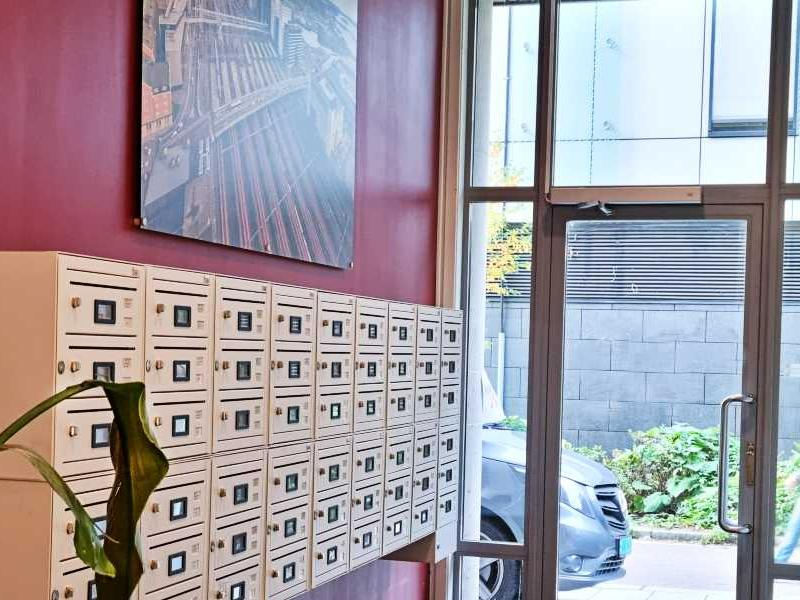 Postkasser i oppgang med elektronisk lås og kortleser - Stansefabrikkens HomeSolution totalløsning