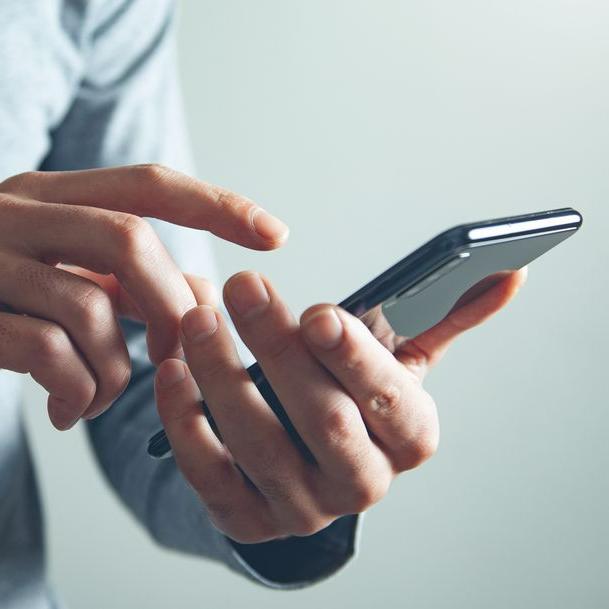Med app til postkassen har du full kontroll Hender som holder en mobiltelefon
